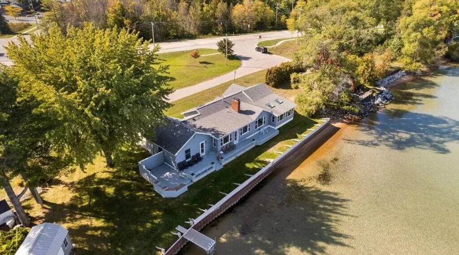 Beach Side House in Suttons Bay