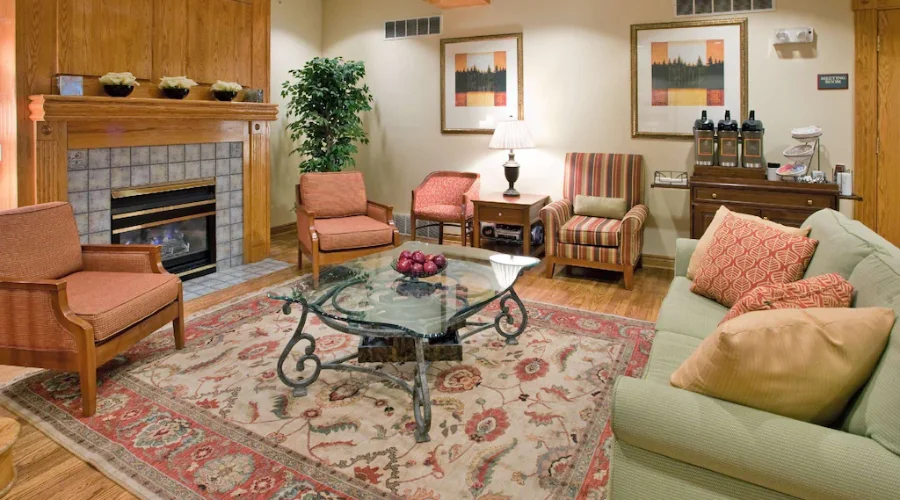 The Country Inn & Suites by Radisson, Birch Run-Frankenmuth, MI is a great choice for those looking for a comfortable and convenient stay in Birch Run.