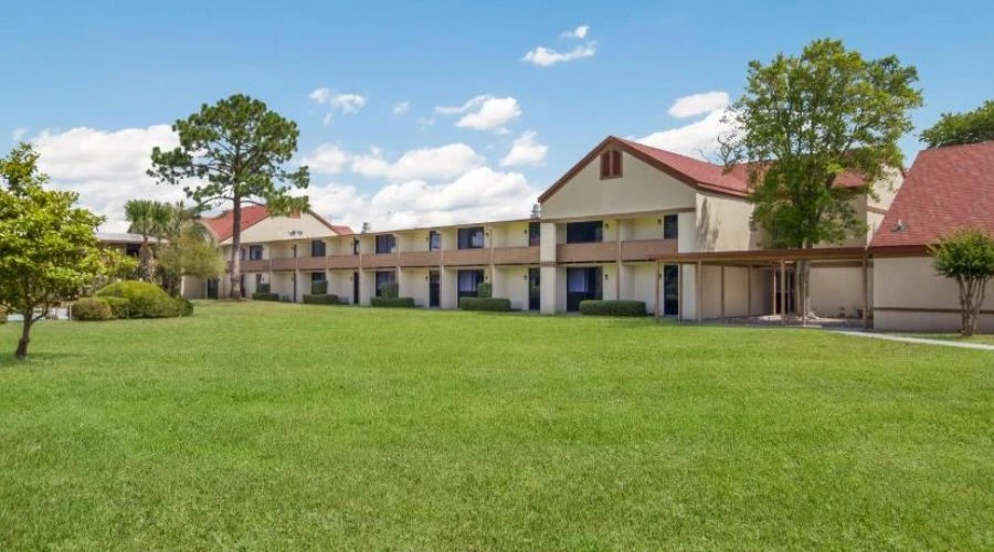 Red Roof Inn & Suites Brunswick I-95