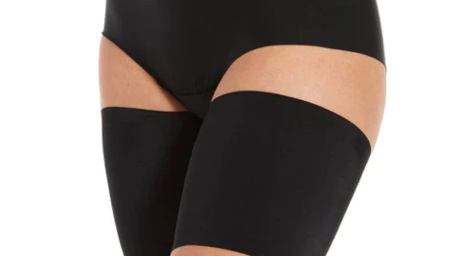 Thigh bands against chafing with a silicone strip