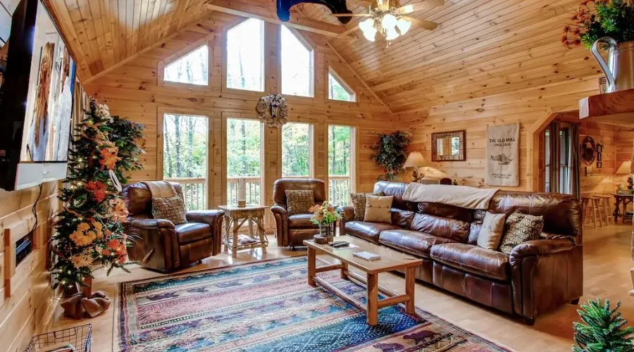 Beautiful Contemporary design & decorated Cabin 3 miles from Downtown Gatlinburg