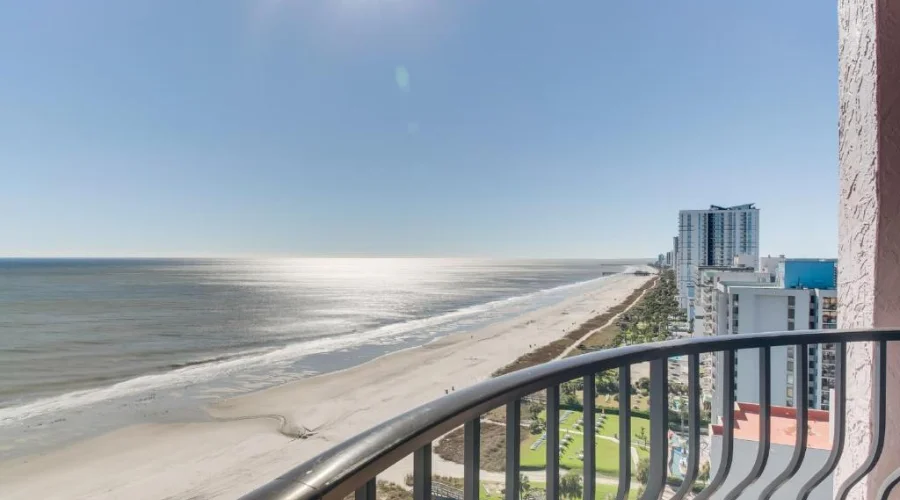Beachfront 11th-floor condo w/private balcony, on-site pools
