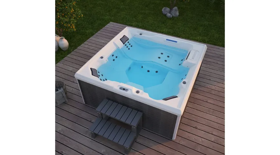 Outdoor whirlpool stream big - with stairs and thermal cover