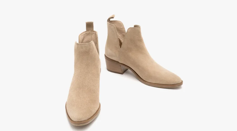 Sandy Low-Heeled Ankle Boots